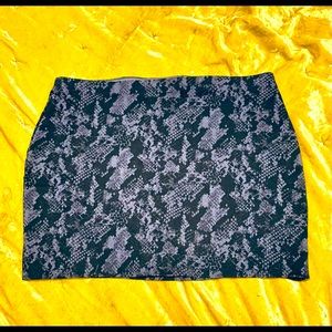 Express stretch knit pull on snakeskin print mini skirt. M